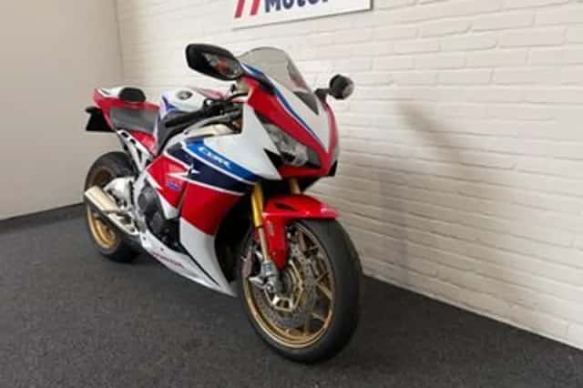 Honda CBR 1000 RR Fireblade (2014) thumbnail 3