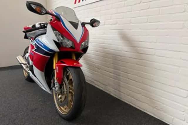 Honda CBR 1000 RR Fireblade (2014) thumbnail 4
