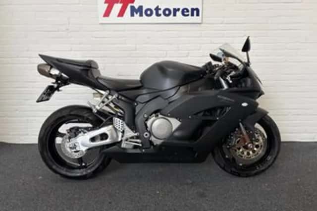 Honda CBR 1000 RR Fireblade (2004) thumbnail 1