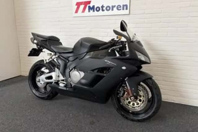 Honda CBR 1000 RR Fireblade (2004) thumbnail 2