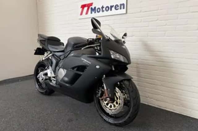 Honda CBR 1000 RR Fireblade (2004) thumbnail 3