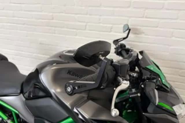 Kawasaki Z900 (2024) thumbnail 4