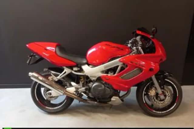 Honda VTR 1000 F Firestorm (1998) thumbnail 1