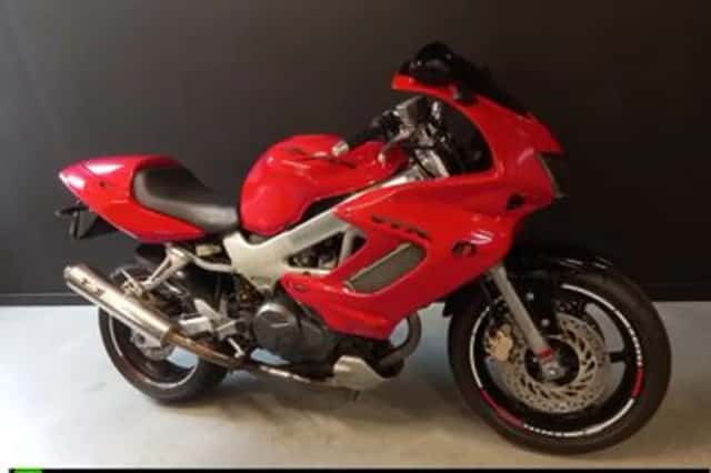 Honda VTR 1000 F Firestorm (1998) thumbnail 4