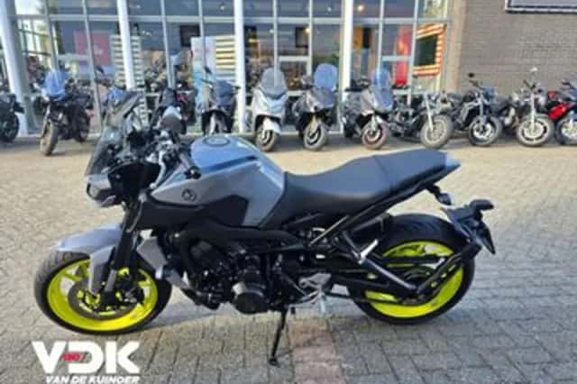 Yamaha MT-09 (2017) thumbnail 4