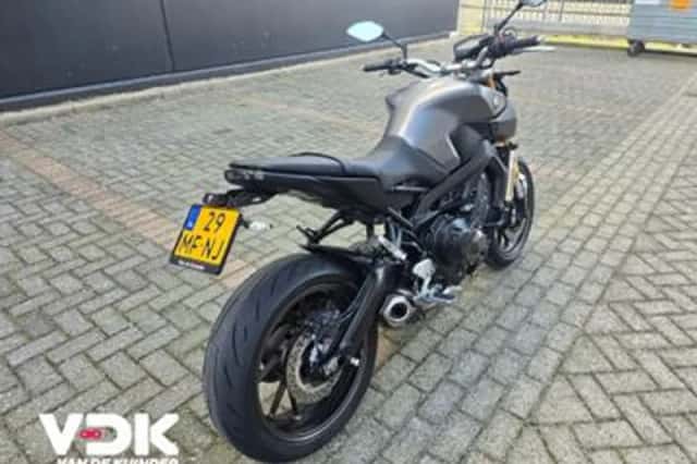 Yamaha MT-09 (2015) thumbnail 4