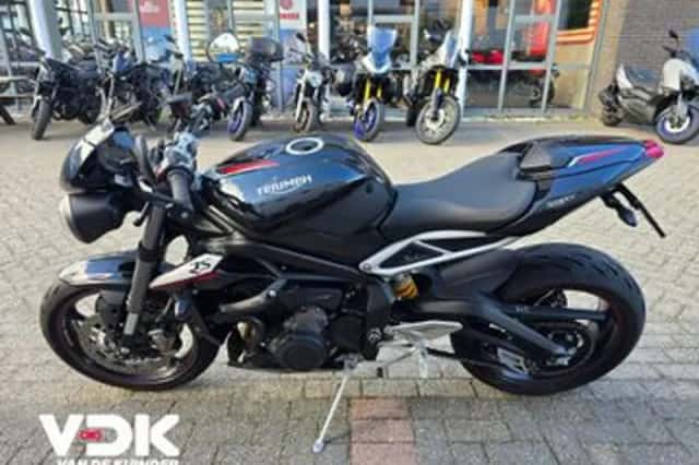 Triumph Street Triple RS (2017) thumbnail 3