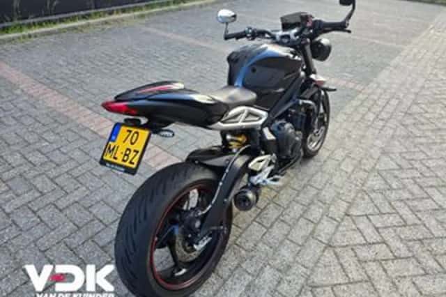 Triumph Street Triple RS (2017) thumbnail 4