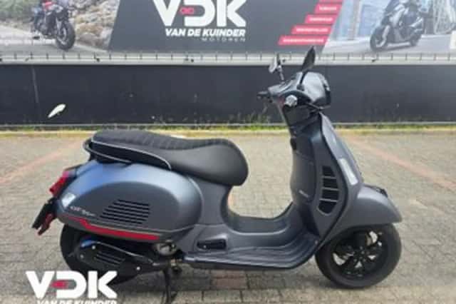 Vespa GTS 300 (2021) thumbnail 1