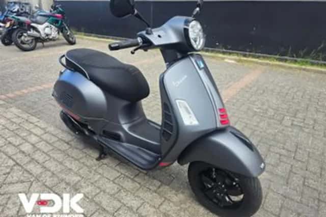 Vespa GTS 300 (2021) thumbnail 2