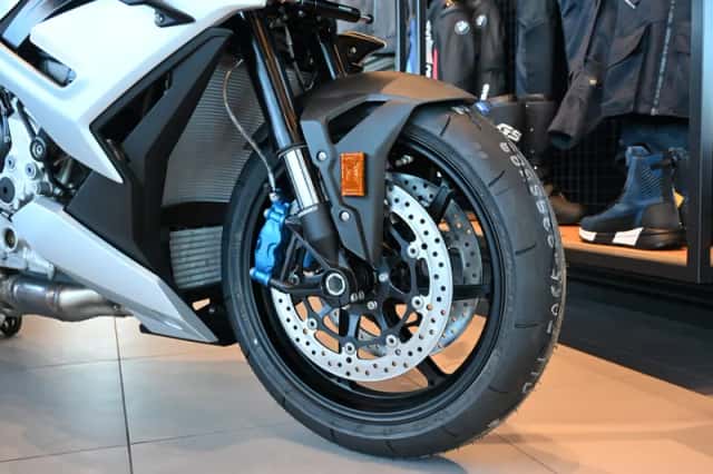 BMW M 1000 R White Aluminium metallic (2026) thumbnail 4