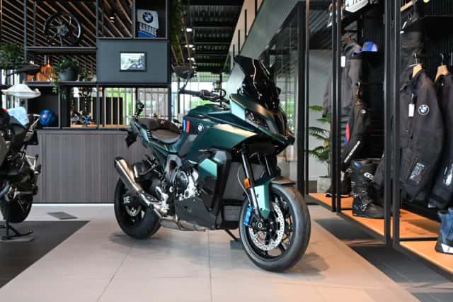 BMW M 1000 XR Aurelius Green Metallic (2026) thumbnail 3