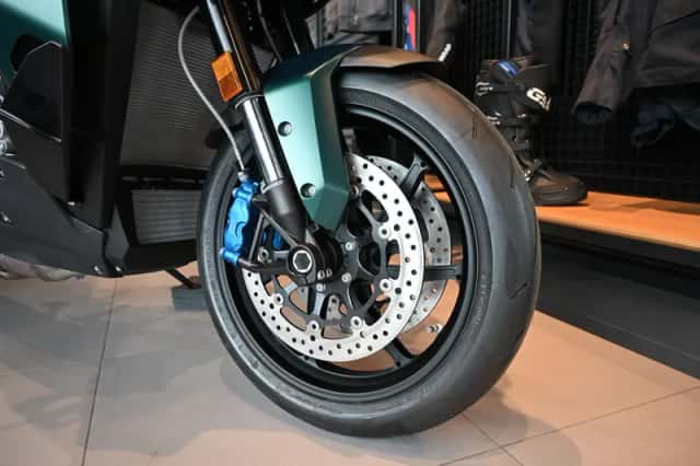 BMW M 1000 XR Aurelius Green Metallic (2026) thumbnail 4