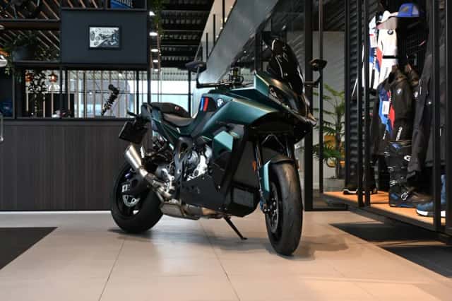BMW M 1000 XR Aurelius Green Metallic (2026) thumbnail 3