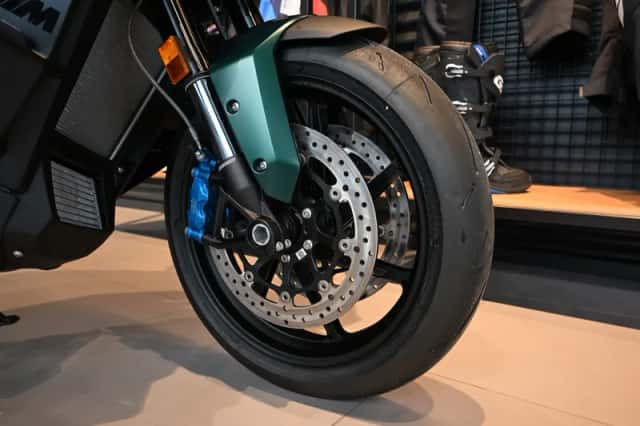 BMW M 1000 XR Aurelius Green Metallic (2026) thumbnail 4