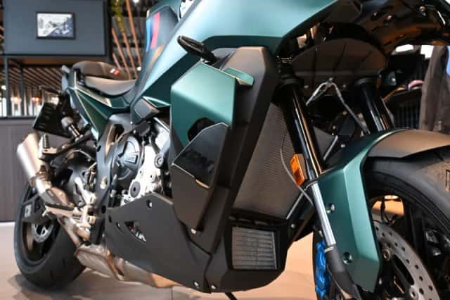 BMW M 1000 XR Aurelius Green Metallic (2026) thumbnail 5