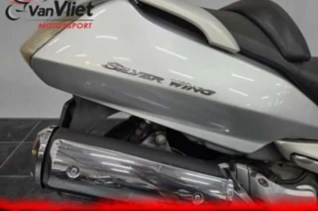 Honda FJS600 Silver Wing (2003) thumbnail 5