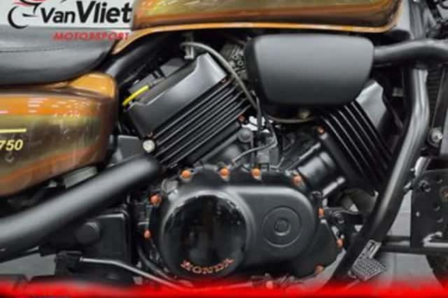Honda VF 750C Magna (1996) thumbnail 6