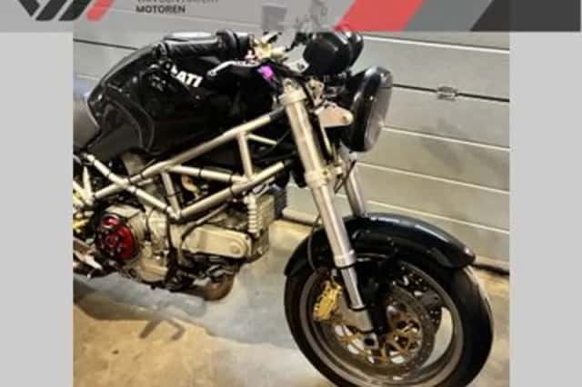 Ducati M 900 I.e. Dark (2002) thumbnail 2