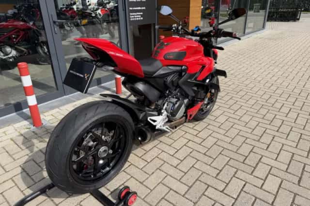 Ducati Streetfighter V2 (2022) thumbnail 3
