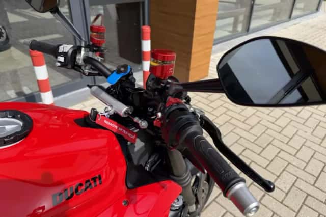 Ducati Streetfighter V2 (2022) thumbnail 4