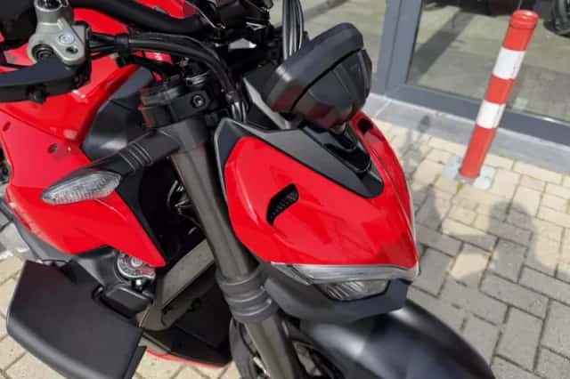 Ducati Streetfighter V2 (2022) thumbnail 5