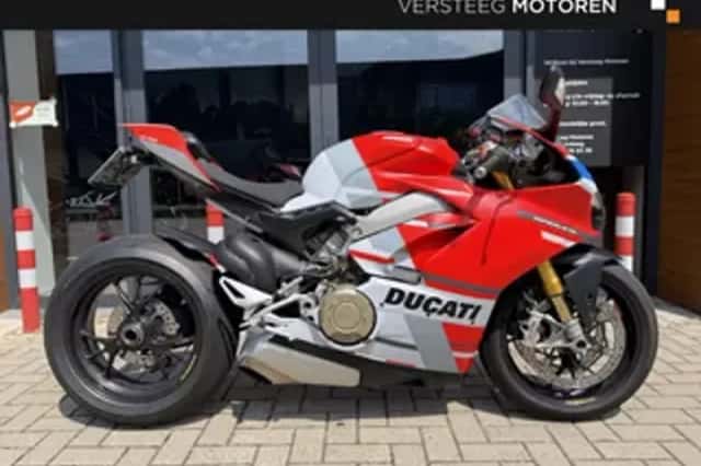 Ducati Panigale V4S (2019) thumbnail 1