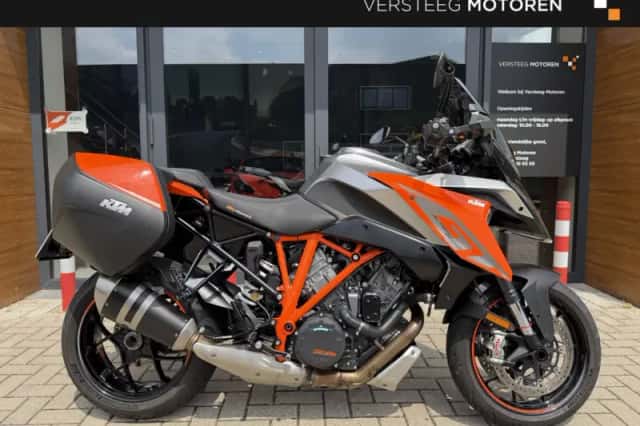 KTM 1290 Super Duke GT (2016) thumbnail 2