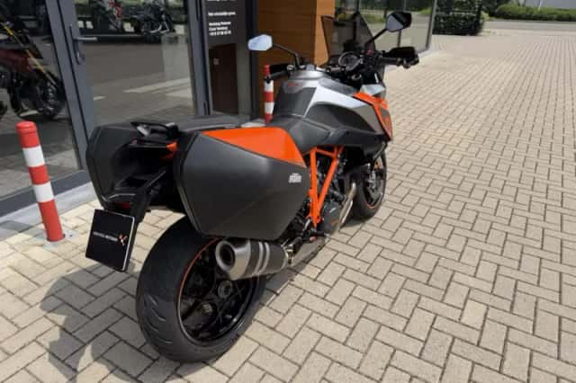 KTM 1290 Super Duke GT (2016) thumbnail 3