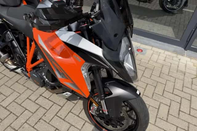 KTM 1290 Super Duke GT (2016) thumbnail 4