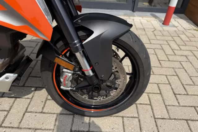 KTM 1290 Super Duke GT (2016) thumbnail 5