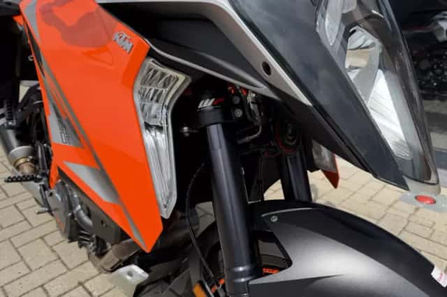 KTM 1290 Super Duke GT (2016) thumbnail 6