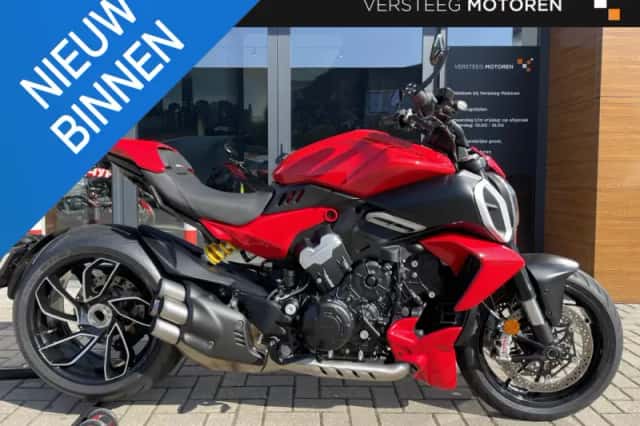 Ducati Diavel V4 (2023) thumbnail 2