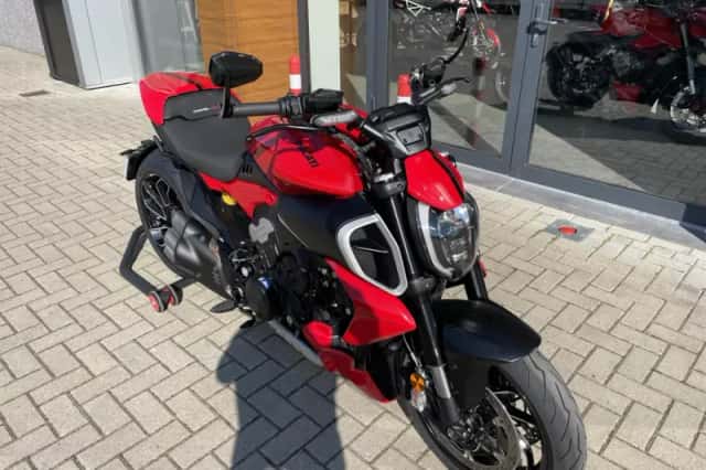 Ducati Diavel V4 (2023) thumbnail 3