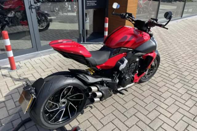 Ducati Diavel V4 (2023) thumbnail 4