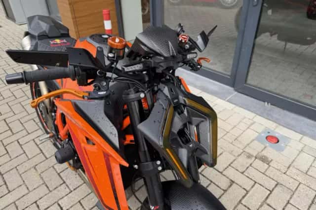 KTM 1390 Super Duke R EVO (2024) thumbnail 3