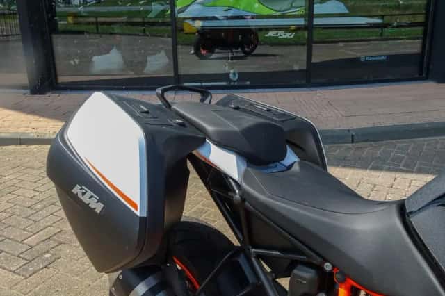 KTM 1290 Super Duke GT (2021) thumbnail 4