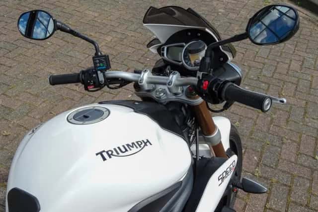 Triumph SPEED TRIPLE 1050 (2013) thumbnail 5