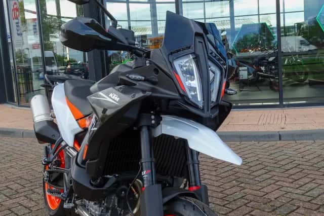 KTM 890 SMT (2025) thumbnail 4