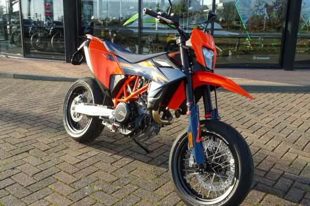 KTM 690 SMC (2026) thumbnail 2