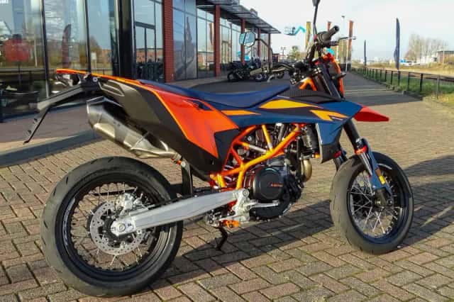 KTM 690 SMC (2026) thumbnail 3