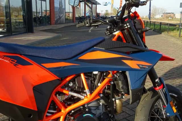 KTM 690 SMC (2026) thumbnail 4