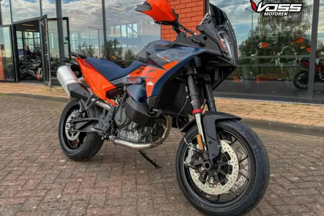 KTM 890 SMT (2026) thumbnail 2