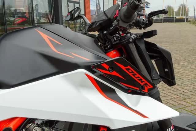 KTM 990 Duke R (2026) thumbnail 6