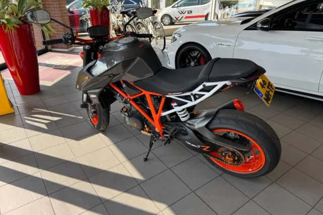 KTM 1290 SuperDuke R (2017) thumbnail 3