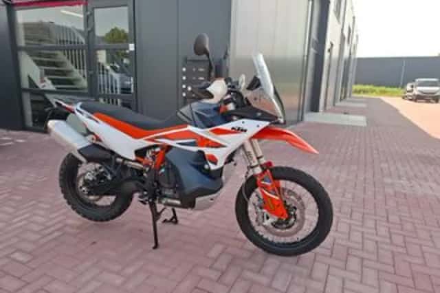 KTM 890 Adventure (2023) thumbnail 2