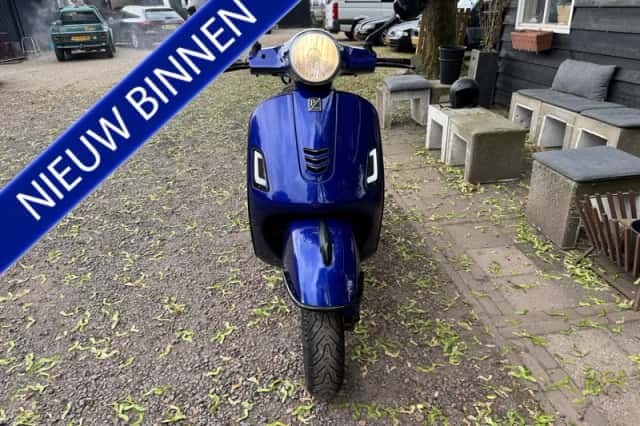 Vespa GTS (2018) thumbnail 2