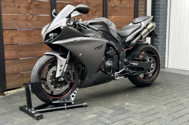 Yamaha YZF-R1 (2013) thumbnail 2