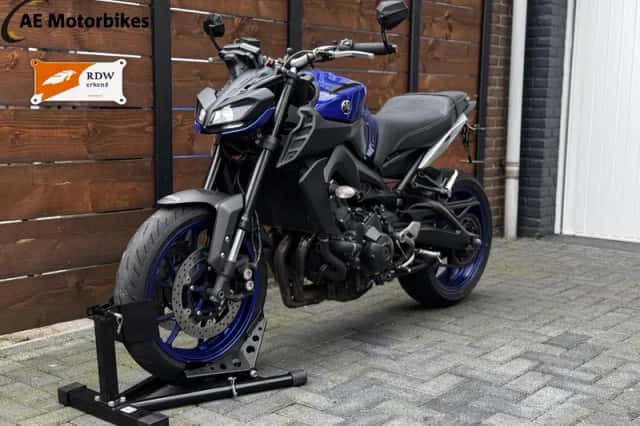 Yamaha MT-09 (2017) thumbnail 2