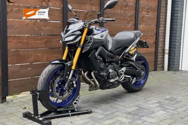 Yamaha MT-09 (2018) thumbnail 2
